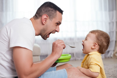 Dad Can Help Introduce Solid Foods to Your Baby