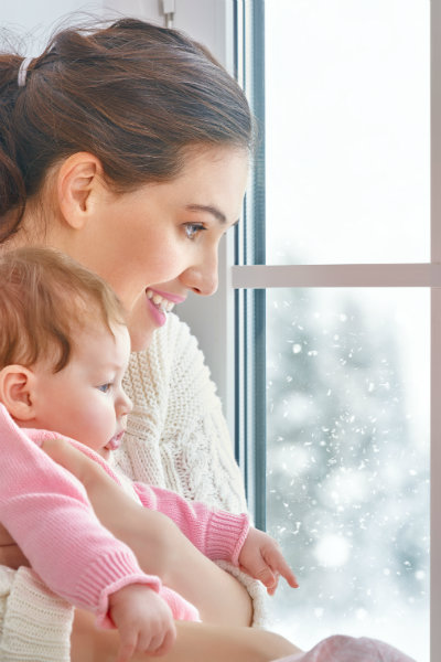 You can learn how to keep your baby warm whether at home or on the go this winter.